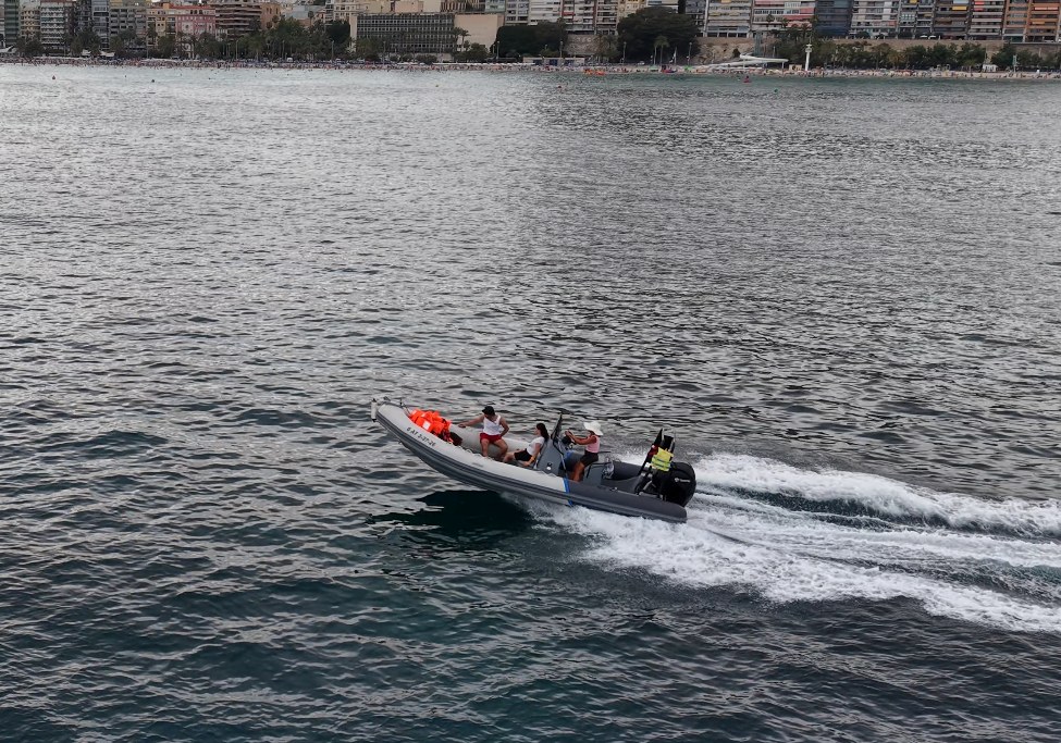 Embarcación rápida de Jet Ski Beach navegando frente a la costa de Alicante